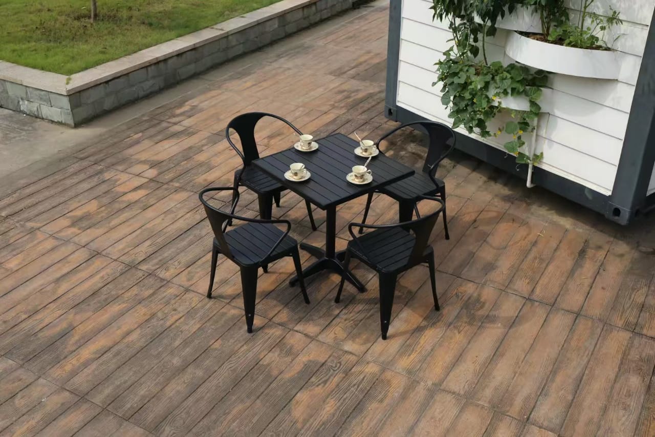 Zus Café Square Table